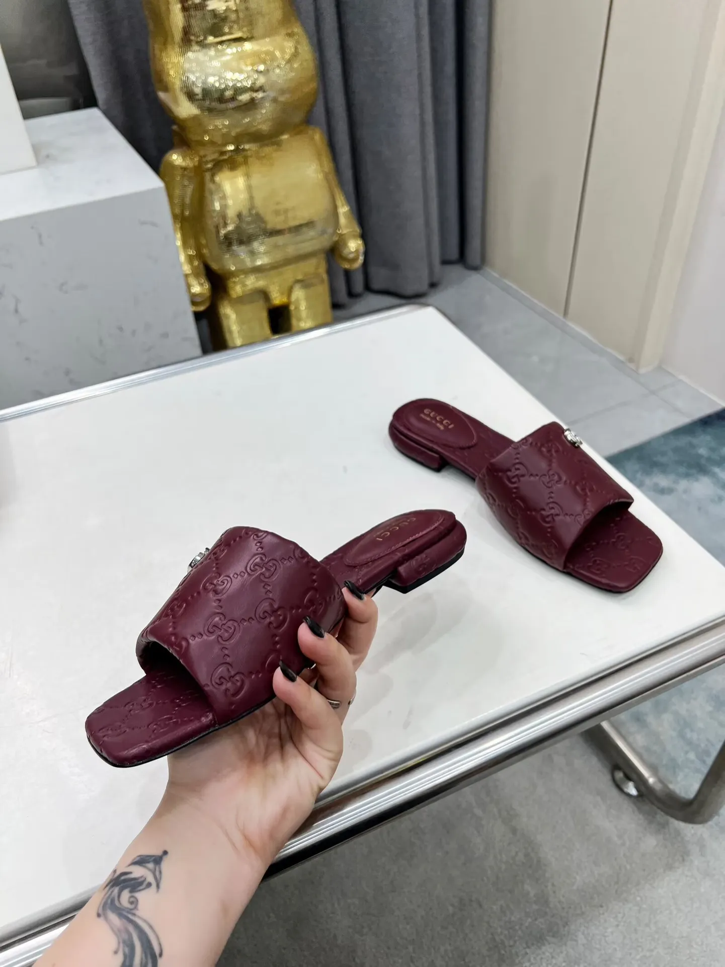 👟👟Ex-factory price 440👟👟 Women's Shoes Women's Clothing Gucci Double G slippers, a fashionable, high-end and full of personality✅ Very stable, comfortable and durable for daily use, convenient and unique for daily matching, a must-have classic for summer, the upper is made of GUCCI 3D embossed, genuine leather outsole Fabric: cowhide Lining/foot pads: sheepskin Color: black, white, brown, burgundy Code number: 35-42 (41 and 42 need to be customized) Packaging: Comes with cloth bag and card.